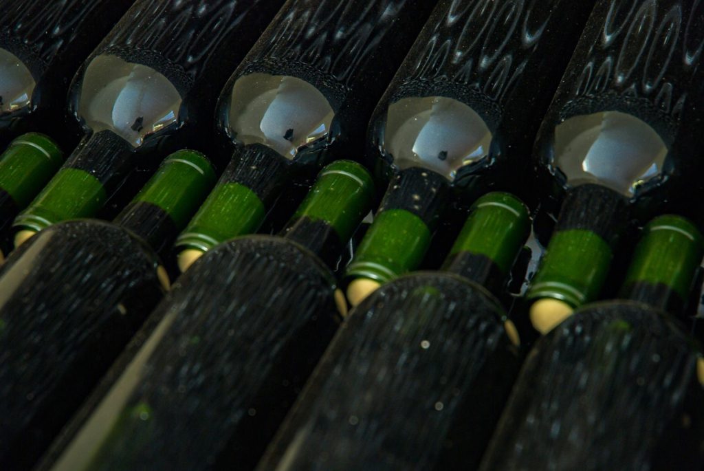 garrafas de vinho prontas para venda em umas das vinícolas no Chile 
