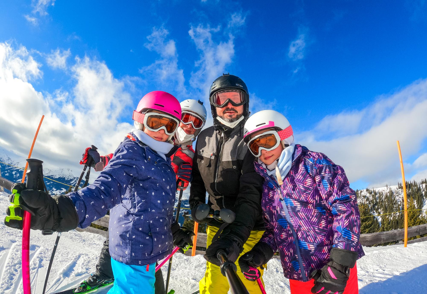 familia esquiando